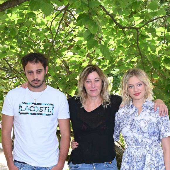 Sofiane Bennacer, Valeria Bruni-Tedeschi et Nadia Tereszkiewicz au photocall du film "Les Amandiers" lors du 15ème festival du film francophone de Angoulême, France, le 27 août 2022. © Coadic Guirec/Bestimage