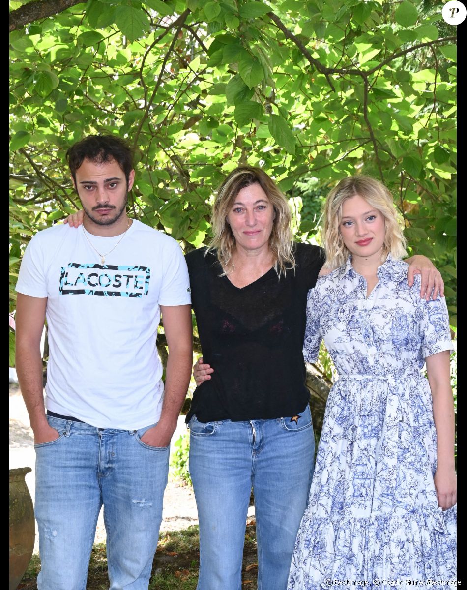 Sofiane Bennacer, Valeria Bruni-Tedeschi et Nadia Tereszkiewicz au photocall du film "Les Amandiers" lors du 15ème festival du film francophone de Angoulême, France, le 27 août 2022. © Coadic Guirec/Bestimage
