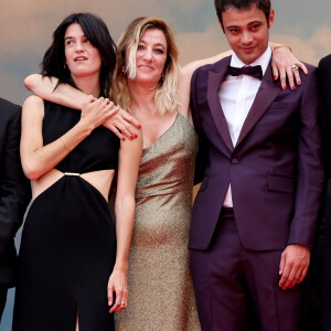 Suzanne Lindon, Valeria Bruni Tedeschi, Sofiane Bennacer - Montée des marches du film 'Les Amandiers' lors du 75ème Festival International du Film de Cannes. Le 22 mai 2022 © Dominique Jacovides / Bestimage