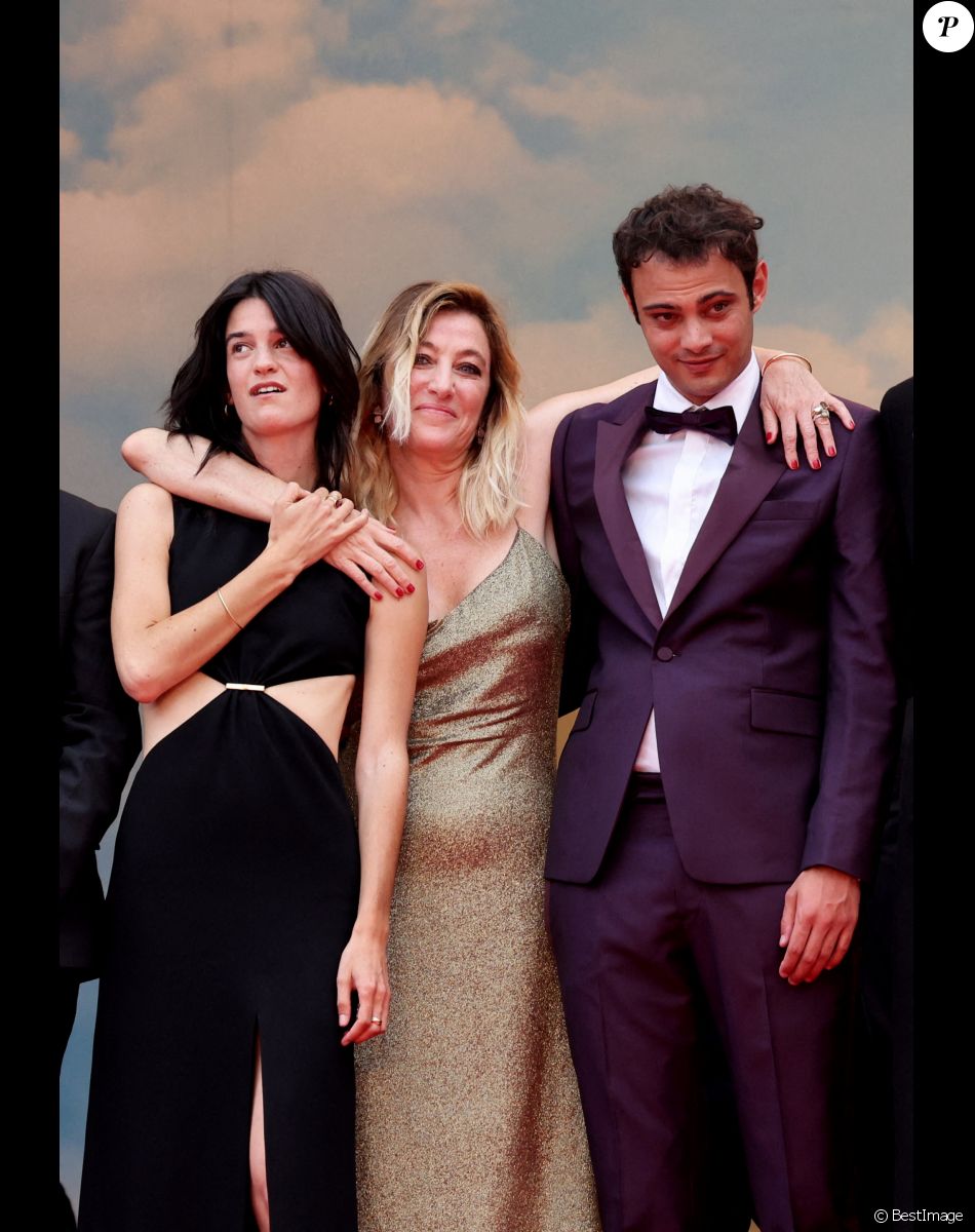 Suzanne Lindon, Valeria Bruni Tedeschi, Sofiane Bennacer - Montée des marches du film 'Les Amandiers' lors du 75ème Festival International du Film de Cannes. Le 22 mai 2022 © Dominique Jacovides / Bestimage