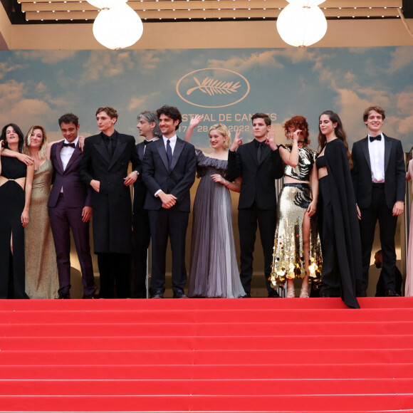 Sarah Henochsberg, Baptiste Carrion-Weiss, Valeria Bruni Tedeschi, Suzanne Lindon, Sofiane Bennacer, Vassili Schneider, Louis Garrel, Nadia Tereszkiewcz, Micha Lescot, Clara Bretheau, Lena Garrel - Montée des marches du film " Les Amandiers " lors du 75ème Festival International du Film de Cannes. Le 22 mai 2022 © Dominique Jacovides / Bestimage 