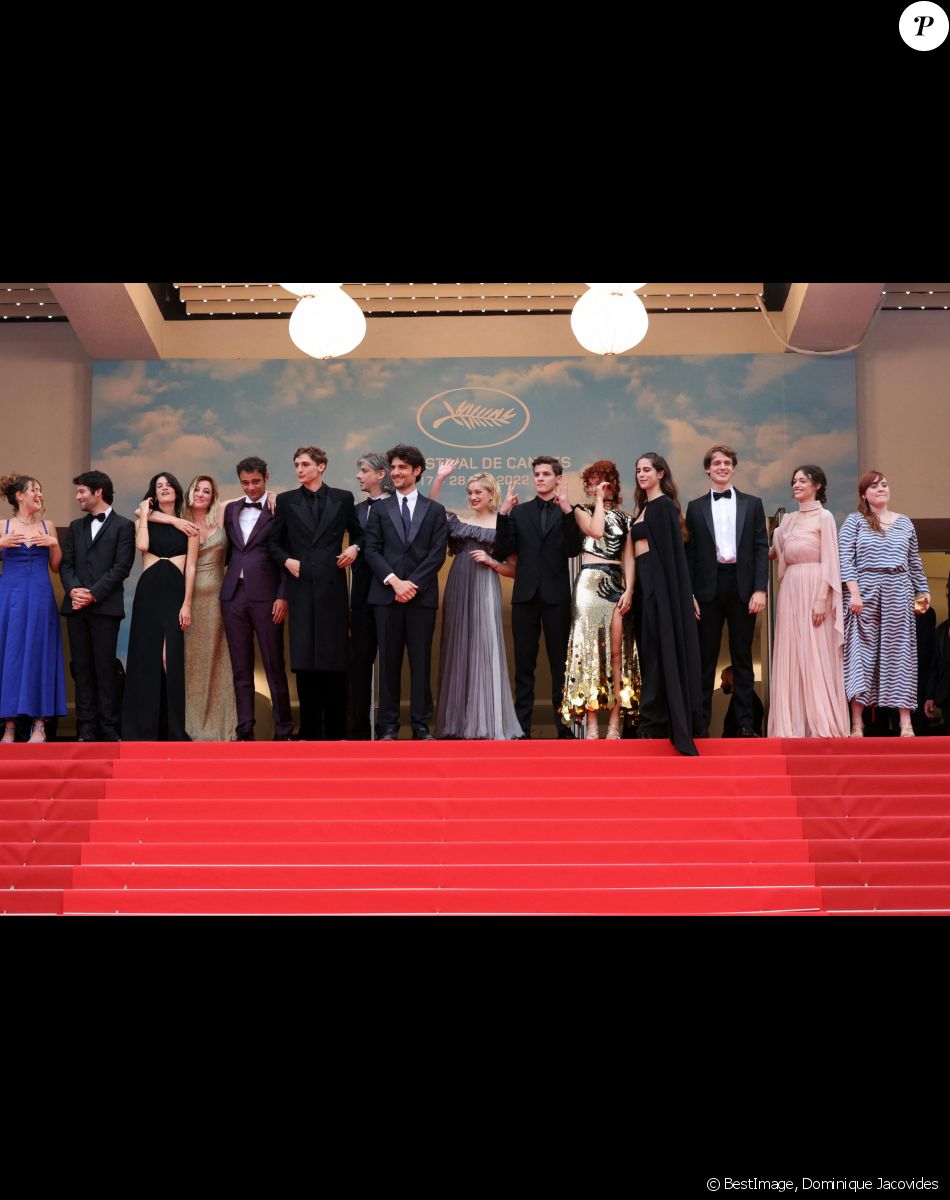Sarah Henochsberg, Baptiste Carrion-Weiss, Valeria Bruni Tedeschi, Suzanne Lindon, Sofiane Bennacer, Vassili Schneider, Louis Garrel, Nadia Tereszkiewcz, Micha Lescot, Clara Bretheau, Lena Garrel - Montée des marches du film " Les Amandiers " lors du 75ème Festival International du Film de Cannes. Le 22 mai 2022 © Dominique Jacovides / Bestimage