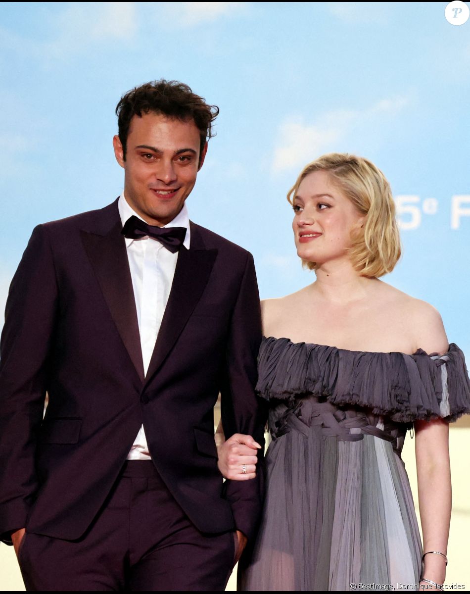 Sofiane Bennacer, Nadia Tereszkiewcz - Descente des marches du film "Les Amandiers (Forever Young)" lors du 75ème Festival International du Film de Cannes / © Dominique Jacovides / Bestimage