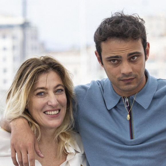Valéria Bruni Tedeschi, Sofiane Bennacer, Nadia Tereszkiewicz au photocall du film "Les Amandiers" lors du 75ème Festival International du Film de Cannes. © Cyril Moreau / Bestimage 