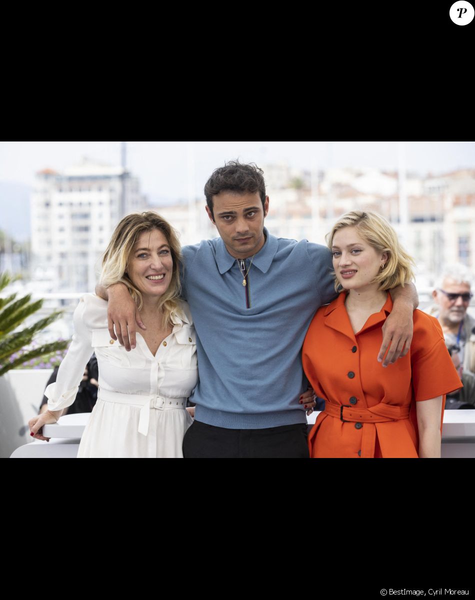 Valéria Bruni Tedeschi, Sofiane Bennacer, Nadia Tereszkiewicz au photocall du film "Les Amandiers" lors du 75ème Festival International du Film de Cannes. © Cyril Moreau / Bestimage