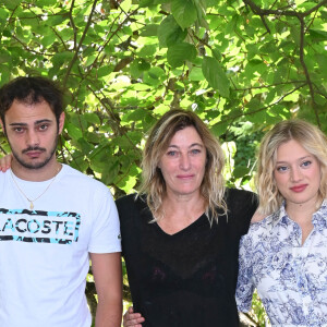 Sofiane Bennacer, Valeria Bruni-Tedeschi et Nadia Tereszkiewicz au photocall du film "Les Amandiers" lors du 15ème festival du film francophone de Angoulême, France, le 27 août 2022. © Coadic Guirec/Bestimage 