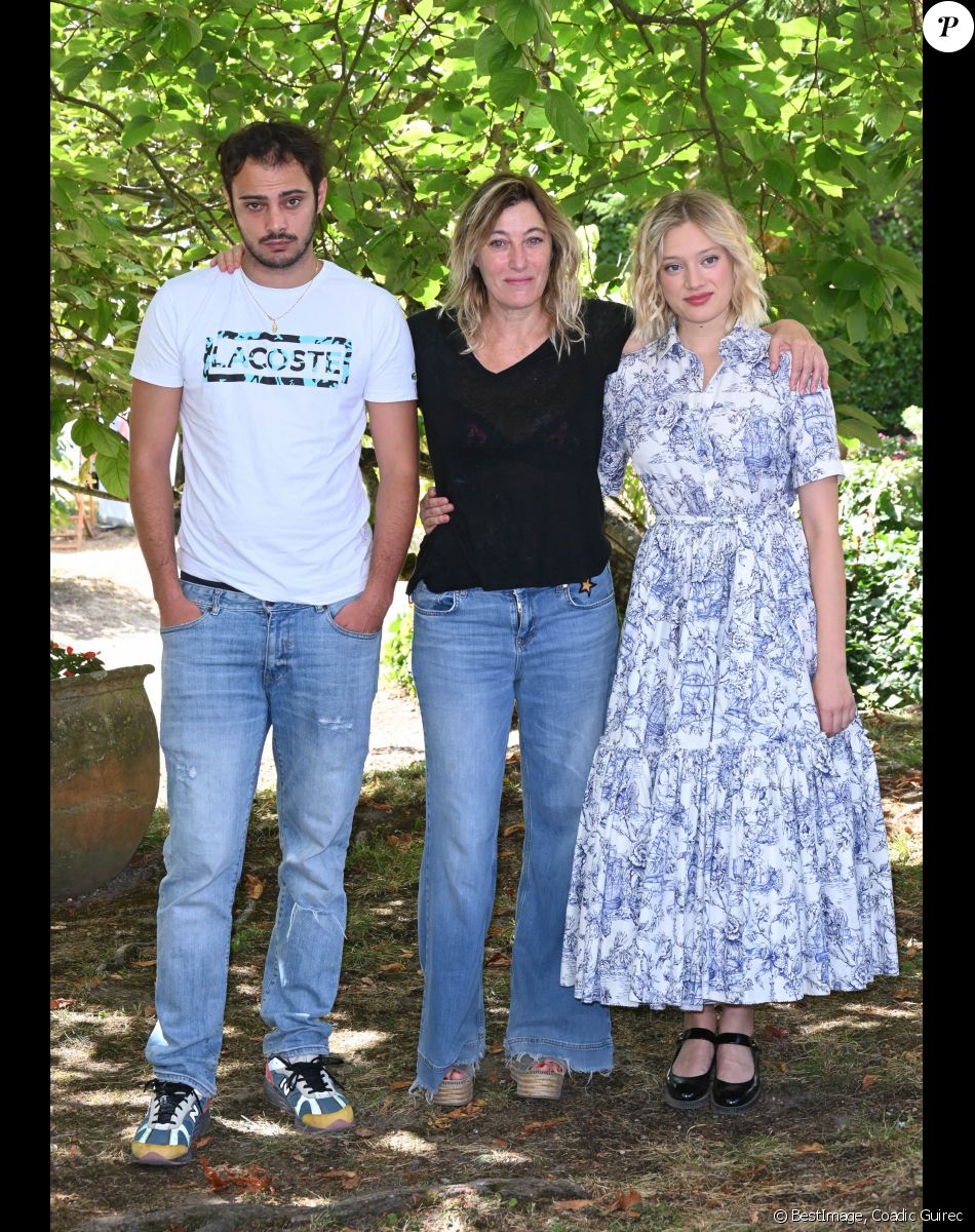 Sofiane Bennacer, Valeria Bruni-Tedeschi et Nadia Tereszkiewicz au photocall du film "Les Amandiers" lors du 15ème festival du film francophone de Angoulême, France, le 27 août 2022. © Coadic Guirec/Bestimage