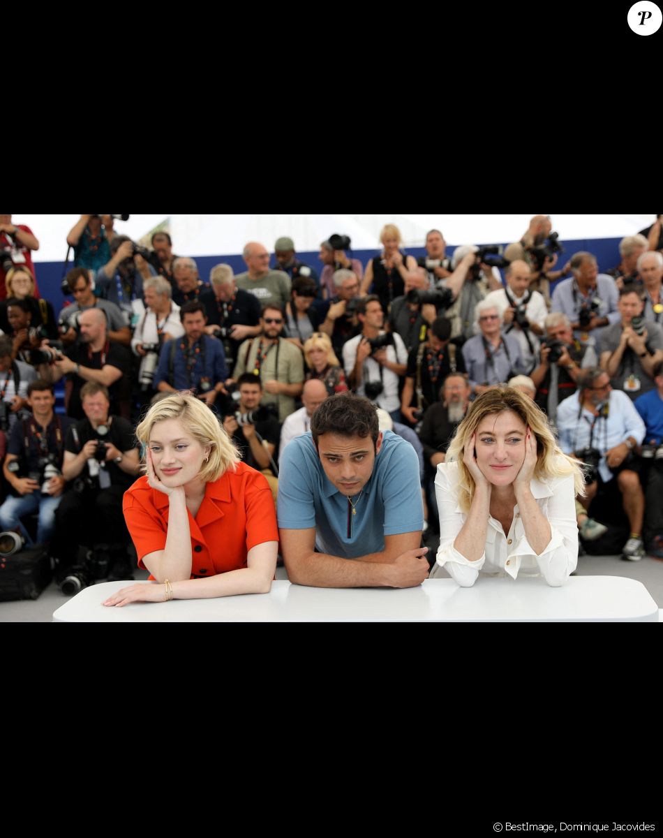 Nadia Tereszkiewicz, Sofiane Bennacer et Valeria Bruni-Tedeschi au photocall de "Les amandiers" lors du 75ème Festival International du Film de Cannes, France, le 23 mai 2022. © Dominique Jacovides/Bestimage