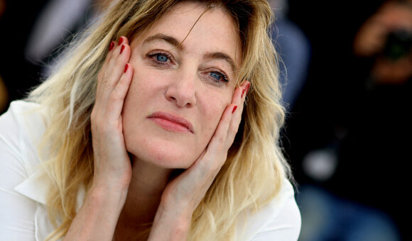 Valeria Bruni-Tedeschi au photocall de "Les amandiers" lors du 75ème Festival International du Film de Cannes, France, le 23 mai 2022. © Dominique Jacovides/Bestimage