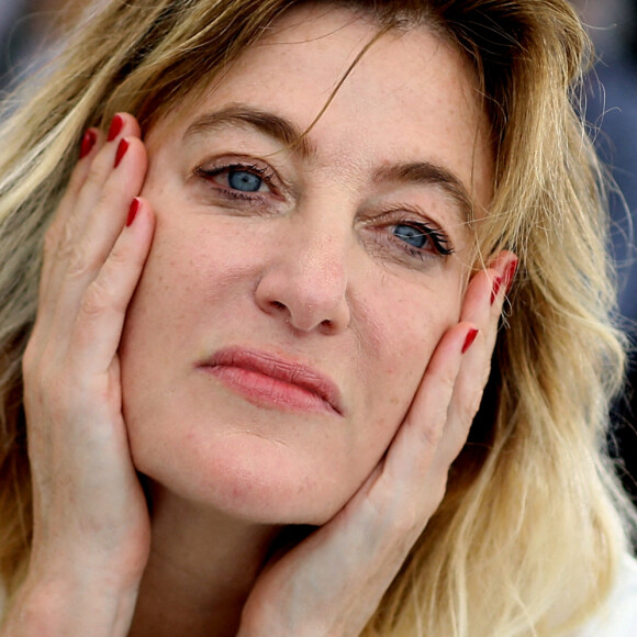 Valeria Bruni-Tedeschi au photocall de "Les amandiers" lors du 75ème Festival International du Film de Cannes, France, le 23 mai 2022. © Dominique Jacovides/Bestimage