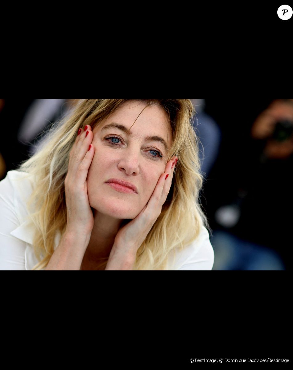 Valeria Bruni-Tedeschi au photocall de "Les amandiers" lors du 75ème Festival International du Film de Cannes, France, le 23 mai 2022. © Dominique Jacovides/Bestimage