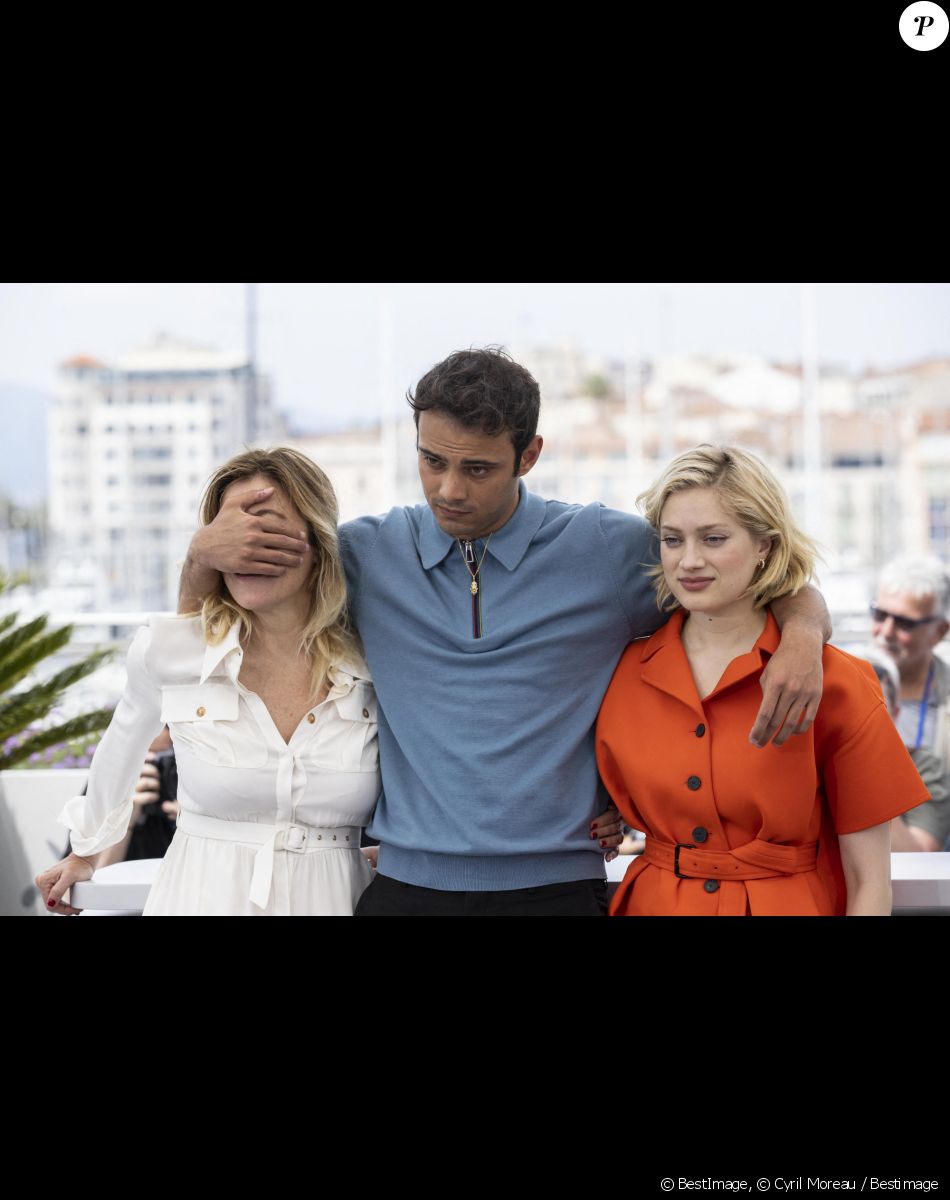 Valéria Bruni Tedeschi, Sofiane Bennacer, Nadia Tereszkiewicz au photocall du film "Les Amandiers" lors du 75ème Festival International du Film de Cannes, le 23 mai 2022. © Cyril Moreau / Bestimage