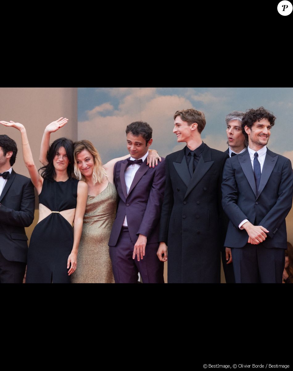 Suzanne Lindon, Valeria Bruni Tedeschi, Sofiane Bennacer, Vassili Schneider, Micha Lescot, Louis Garrel - Montée des marches du film " Les Amandiers " lors du 75ème Festival International du Film de Cannes. Le 22 mai 2022 © Olivier Borde / Bestimage