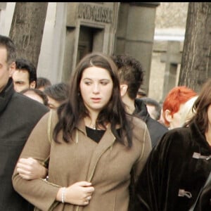 Bruno Gaccio, Michèle Bernier et leur fille Charlotte - Funérailles du professeur Choron au cimetière Montparnasse en 2005