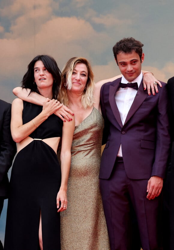 Suzanne Lindon, Valeria Bruni Tedeschi, Sofiane Bennacer - Montée des marches du film " Les Amandiers " lors du 75ème Festival International du Film de Cannes. Le 22 mai 2022 © Dominique Jacovides / Bestimage 