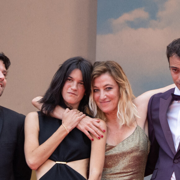 Suzanne Lindon, Baptiste Carrion-Weiss, Valeria Bruni Tedeschi, Sofiane Bennacer - Montée des marches du film " Les Amandiers " lors du 75ème Festival International du Film de Cannes. Le 22 mai 2022 © Olivier Borde / Bestimage 