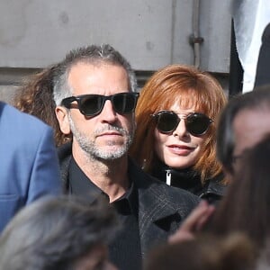 Mylène Farmer et Benoît Di Sabatino lors des obsèques de Jean Rochefort en l'église Saint-Thomas d'Aquin à Paris