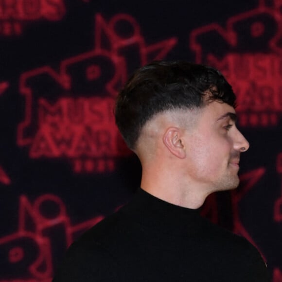 Florian Rossi et sa compagne Louane Emera lors de la 23ème édition des NRJ Music Awards 2021 au Palais des Festivals de Cannes, le 20 novembre 2021. © Rachid Bellak/Bestimage 