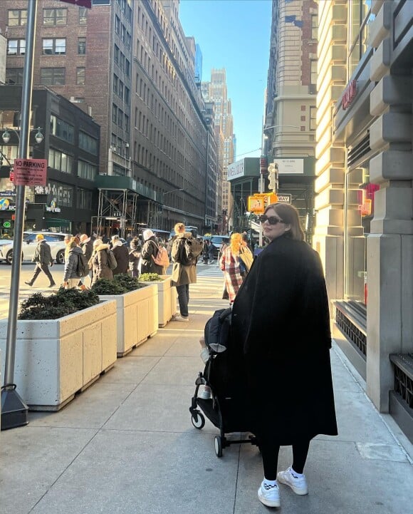Louane à New York avec sa fille Esmée. Photo publiée sur Instagram le 26 novembre 2022.