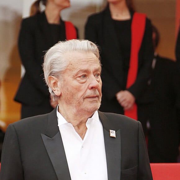 Alain Delon et sa fille Anouchka - Montée des marches du film "Une vie cachée" lors du 72ème Festival International du Film de Cannes. Le 19 mai 2019 © Christophe Aubert via Bestimage 