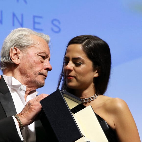 Alain Delon (avec un badge Paris Match d'une ancienne couverture du magazine titrant "Alain Delon, mes deux amours, Rosalie et Anouchka) et sa fille Anouchka (Robe Elie Saab) - Remise de la Palme d'Honneur à Alain Delon lors du 72ème Festival International du Film de Cannes. On may 19th 2019 © Jacovides-Moreau / Bestimage 