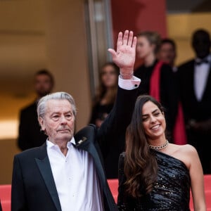 Alain Delon (avec un badge Paris Match d'une ancienne couverture du magazine titrant "Alain Delon, mes deux amours, Rosalie et Anouchka) et sa fille Anouchka Delon (Robe Elie Saab) - Montée des marches du film "A Hidden Life" lors du 72ème Festival International du Film de Cannes. Le 19 mai 2019 © Jacovides-Moreau / Bestimage 