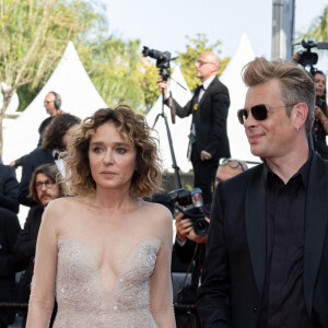 Valeria Golino, Benjamin Biolay - Montée des marches du film " Un petit frère " lors du 75ème Festival International du Film de Cannes. Le 27 mai 2022 © Olivier Borde / Bestimage 