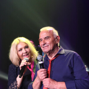 Exclusif - Michel Fugain et sa femme Sanda avec le gâteau d'anniversaire à la fin du concert "Michel Fugain fait Bandapart" pour les 80 ans du chanteur à Bobino à Paris le 12 Mai 2022. © Bertrand Rindoff/Bestimage 