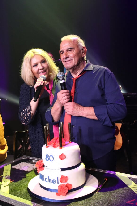 Exclusif - Michel Fugain et sa femme Sanda avec le gâteau d'anniversaire à la fin du concert "Michel Fugain fait Bandapart" pour les 80 ans du chanteur à Bobino à Paris le 12 Mai 2022. © Bertrand Rindoff/Bestimage 