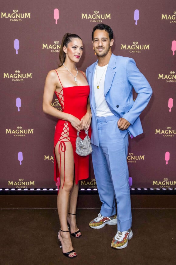 Iris Mittenaere (Miss France 2016) et son compagnon Diego El Glaoui au photocall de la soirée "Magnum" lors du 75ème Festival International du Film de Cannes le 19 mai 2022. © Jack Tribeca / Bestimage