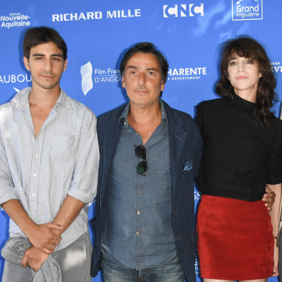 Ben Attal avec ses parents Yvan Attal et Charlotte Gainsbourg lors du photocall de la 12ème édition du festival du Film Francophone d'Angoulême. © Coadic Guirec/Bestimage 