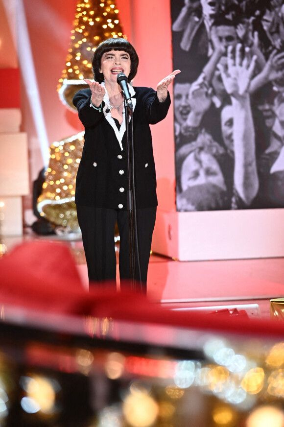Exclusif - Mireille Mathieu - Enregistrement de l'émission Vivement dimanche au studio Gabriel, présentée par M. Drucker à Paris le 25 novembre 2022. L'émission sera diffusée sur France 3 le 4 décembre 2022.