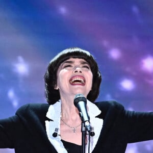 Exclusif - Mireille Mathieu - Enregistrement de l'émission Vivement dimanche au studio Gabriel, présentée par M. Drucker à Paris le 25 novembre 2022. L'émission sera diffusée sur France 3 le 4 décembre 2022.