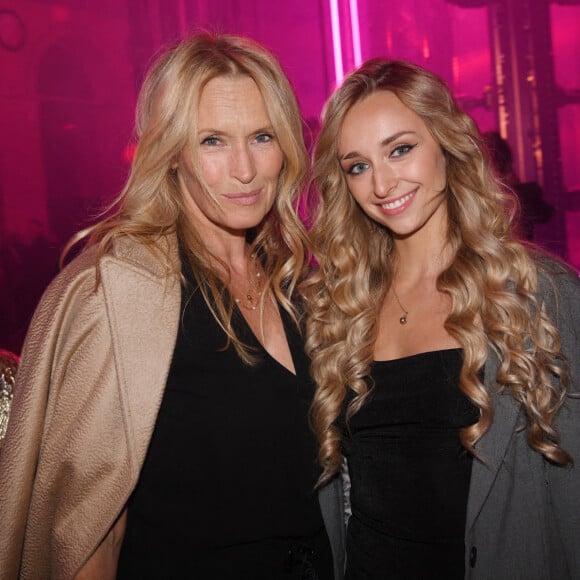 Estelle Lefébure et sa fille Emma Smet - People à la soirée Calzedonia "Calzedomania" au Palais Brongniart à Paris pendant la fashion week femme printemps/été 2023 le 26 septembre 2022. © Rachid Bellak / Bestimage 