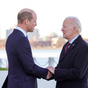 Le prince William, prince de Galles, s'entretient avec le président américain Joe Biden, à la suite d'une visite de la bibliothèque et du musée présidentiels John F. Kennedy à Boston, le 2 décembre 2022. 