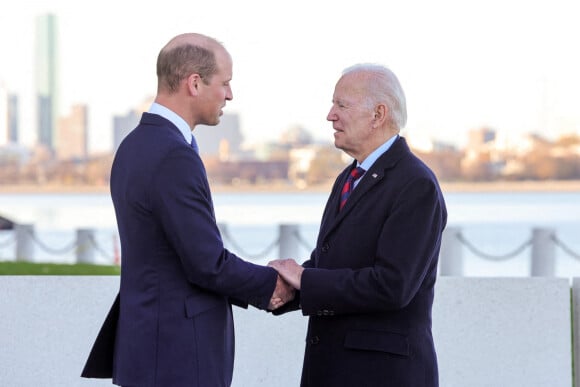 Le prince William, prince de Galles, s'entretient avec le président américain Joe Biden, à la suite d'une visite de la bibliothèque et du musée présidentiels John F. Kennedy à Boston, le 2 décembre 2022. 