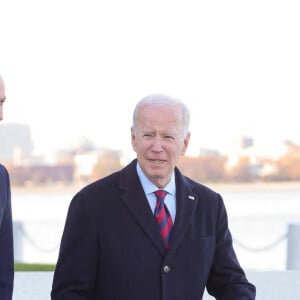 Le prince William, prince de Galles, s'entretient avec le président américain Joe Biden, à la suite d'une visite de la bibliothèque et du musée présidentiels John F. Kennedy à Boston, le 2 décembre 2022. 