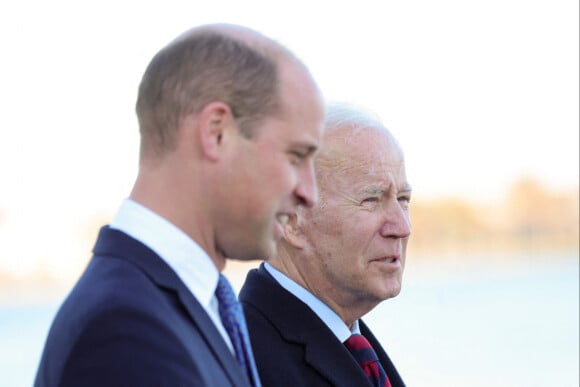 Le prince William, prince de Galles, s'entretient avec le président américain Joe Biden, à la suite d'une visite de la bibliothèque et du musée présidentiels John F. Kennedy à Boston, le 2 décembre 2022. 