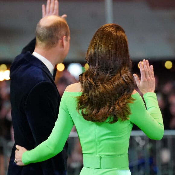 Le prince William, prince de Galles, et Catherine (Kate) Middleton, princesse de Galles, wave to the crowd as they lors de la 2ème cérémonie "Earthshot Prize Awards" au "MGM Music Hall de Fenway" à Boston, le 2 décembre 2022. Au cours de cette soirée, les noms des lauréats seront révélés. 