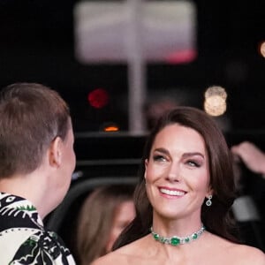 Le prince William, prince de Galles, et Catherine (Kate) Middleton, princesse de Galles, Hannah Jones, CEO of the Earthshot Prize (left) greets the Prince et Princess of Wales as they lors de la 2ème cérémonie "Earthshot Prize Awards" au "MGM Music Hall de Fenway" à Boston, le 2 décembre 2022.