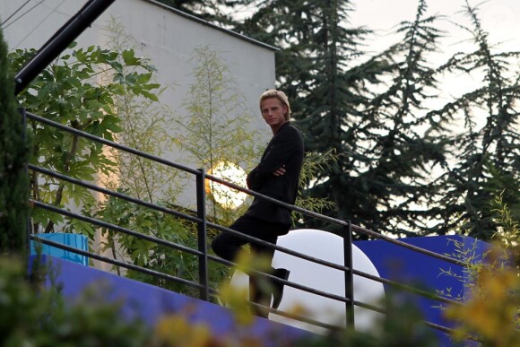 Arnaud Lemaire sur le balcon de la maison pendant le tournage en octobre 2009