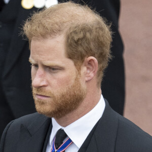 Le prince Harry, duc de Sussex - Procession pédestre des membres de la famille royale depuis la grande cour du château de Windsor (le Quadrangle) jusqu'à la Chapelle Saint-Georges, où se tiendra la cérémonie funèbre des funérailles d'Etat de reine Elizabeth II d'Angleterre. Windsor, le 19 septembre 2022