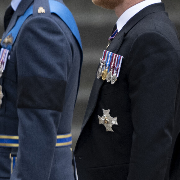 Le prince William, prince de Galles, Le prince Harry, duc de Sussex - Procession du cercueil de la reine Elizabeth II d'Angleterre de Wesminster Hall où il était exposé au public, jusqu'à l'Abbaye de Westminster. Le cercueil est installé sur l'affût du canon, puis tiré par 142 marins de la Royal Navy à l'aide de cordages, dans la plus pure tradition de la monarchie britannique. Cette tradition remonte aux funérailles d'Etat de la reine Victoria en février 1901. Londres, le 19 septembre 2022. 