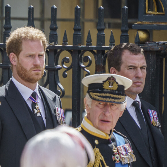 Le prince de Galles William, Sir Timothy Laurence, le prince Harry, duc de Sussex, le roi Charles III d'Angleterre, Peter Phillips - Sorties du service funéraire à l'Abbaye de Westminster pour les funérailles d'Etat de la reine Elizabeth II d'Angleterre le 19 septembre 2022. © Heiko Junge-NTB Scanpix / Zuma Press / Bestimage 