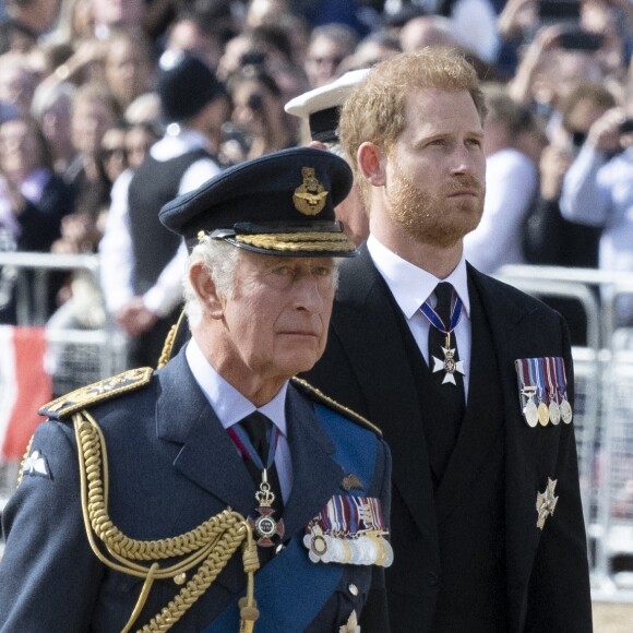 Le roi Charles III d'Angleterre, le prince Harry, duc de Sussex - Procession cérémonielle du cercueil de la reine Elisabeth II du palais de Buckingham à Westminster Hall à Londres.