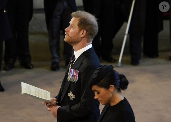 Le prince Harry, duc de Sussex, Meghan Markle, duchesse de Sussex - Intérieur - Procession cérémonielle du cercueil de la reine Elisabeth II du palais de Buckingham à Westminster Hall à Londres. Le 14 septembre 2022 