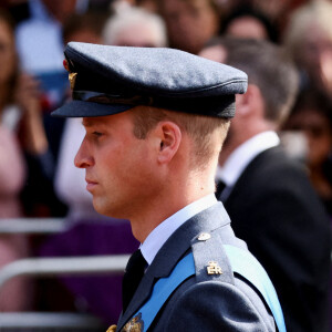 Le prince William, prince de Galles, le prince Harry, duc de Sussex - Procession cérémonielle du cercueil de la reine Elisabeth II du palais de Buckingham à Westminster Hall à Londres, Royaume Uni, le 14 septembre 2022. 