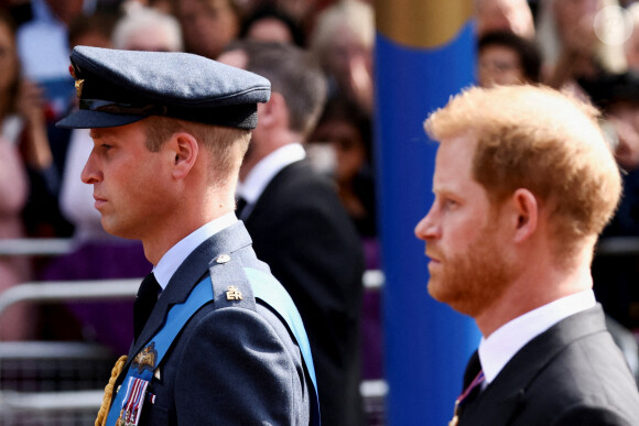 Le prince William, prince de Galles, le prince Harry, duc de Sussex - Procession cérémonielle du cercueil de la reine Elisabeth II du palais de Buckingham à Westminster Hall à Londres, Royaume Uni, le 14 septembre 2022. 