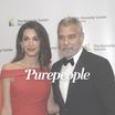 Amal Clooney en galère dans sa robe moulante, son époux George à la rescousse !