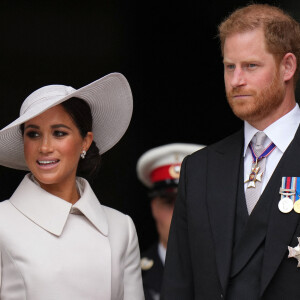 Le prince Harry, duc de Sussex, et Meghan Markle, duchesse de Sussex - Les membres de la famille royale et les invités à la sortie de la messe du jubilé, célébrée à la cathédrale Saint-Paul de Londres, Royaume Uni. 